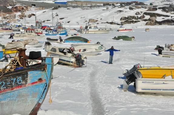 Caminhando sobre o mar congelado do porto de Ilulissat, na Groelândia